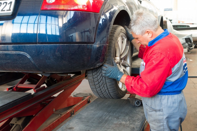 boutique-PEILLE-min_auto_repair_repair_lift_auto_mechanic_work_clothes_master_professional_man_of_the_fold-685629