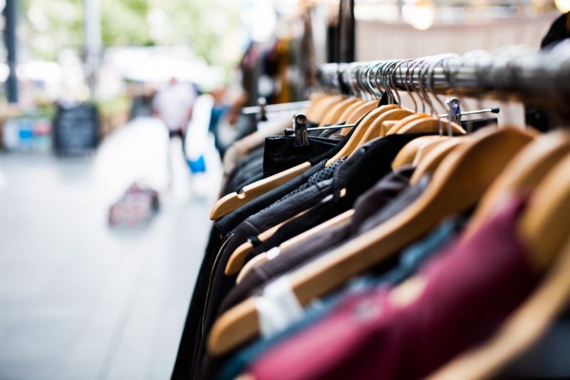 boutique-PEILLE-min_blur_close_up_focus_hanger_jacket_market_people_rack-1176303